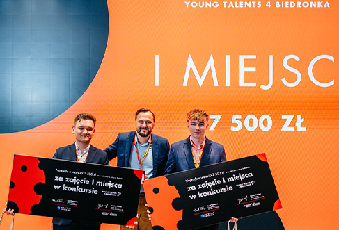 Three people on stage at Young Talents 4 Biedronka (photo)