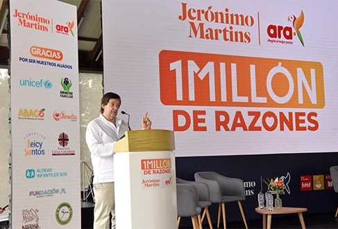 The CEO talking on a lectern with a microphone. (photo)