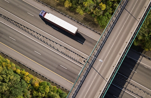 A truck on a highway viewed from above (photo)
