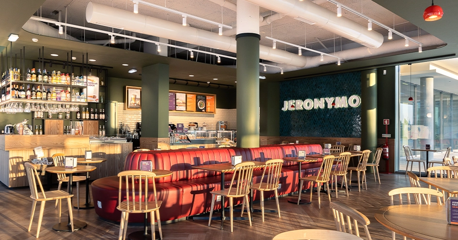 Seating area and bar of a Jeronymo store (photo)