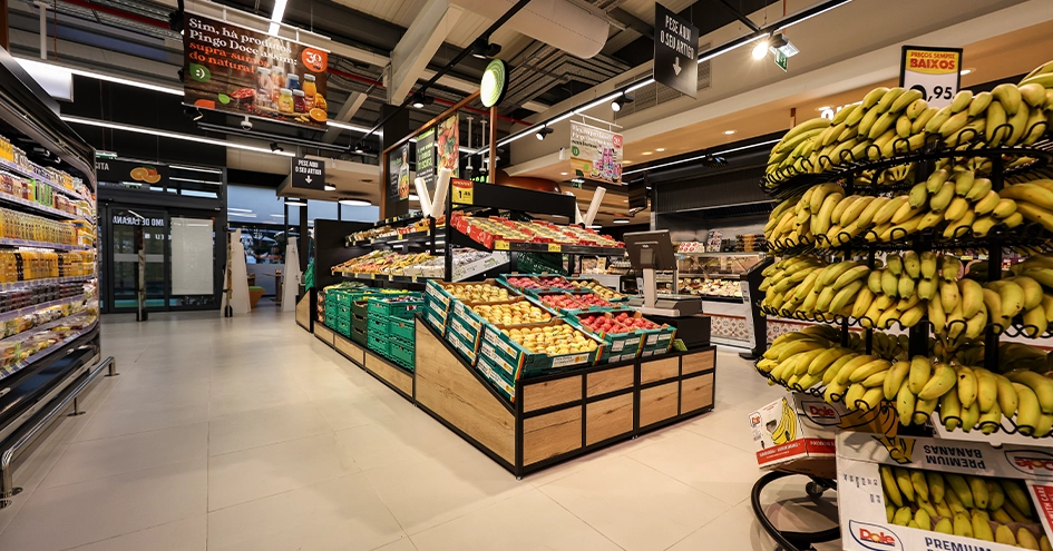 Fresh fruits and vegetables section at a Pingo Doce (photo)