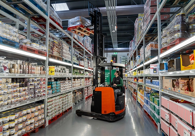 Recheio employee using a forklift in the store (photo)