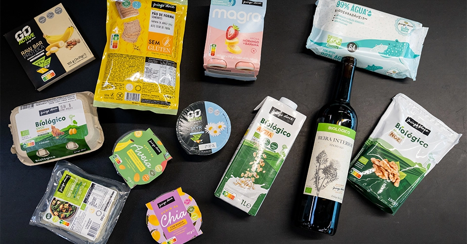 Various Pingo Doce products on a belt at the check-out (photo)