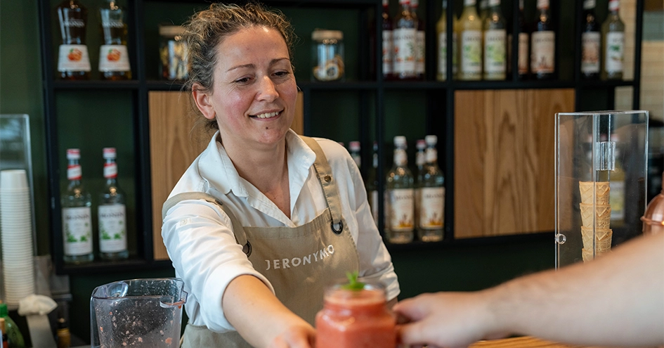 Jeronymo employee serving a red drink (photo)