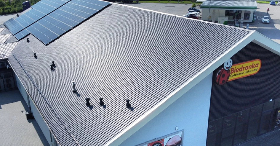 Solar panels on the roof of a Biedronka store (photo)