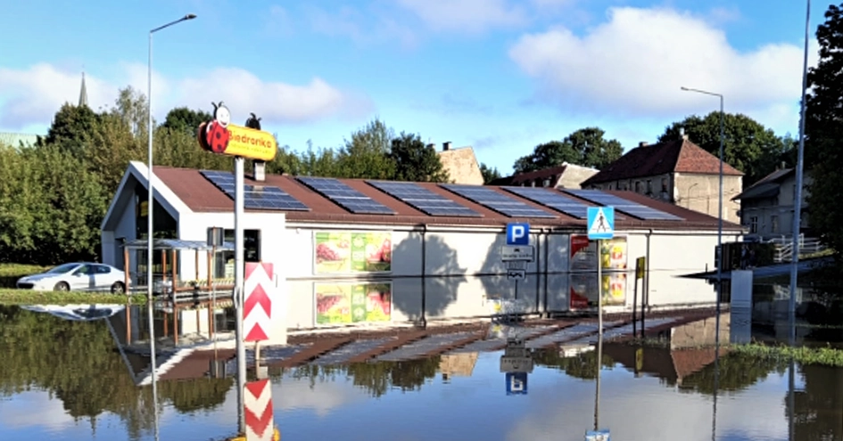 Biedronka store in a flooded area, everything in the foreground is flooded (photo)