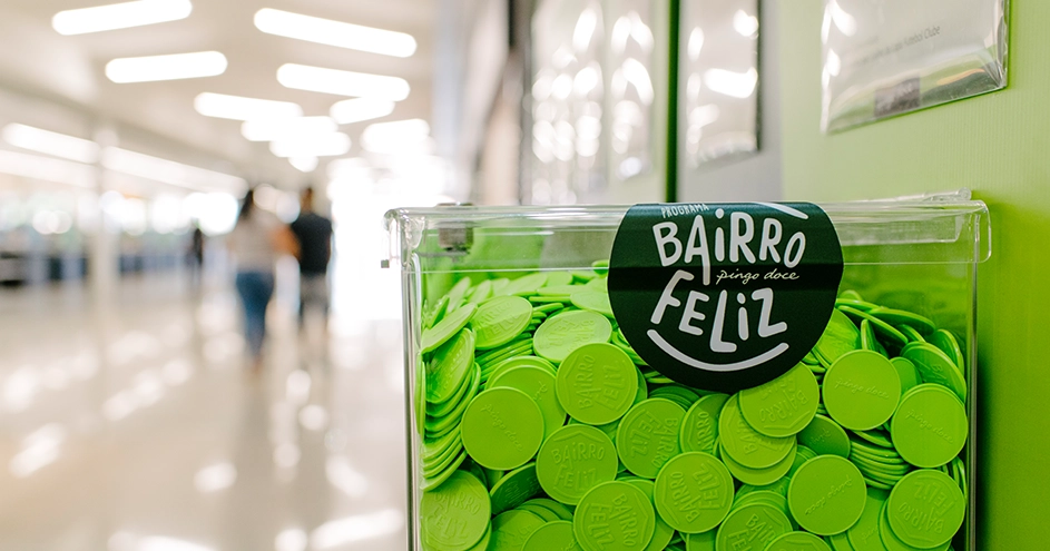 A transparent plastic container filled with green Bairro Feliz chips&nbsp; (photo)