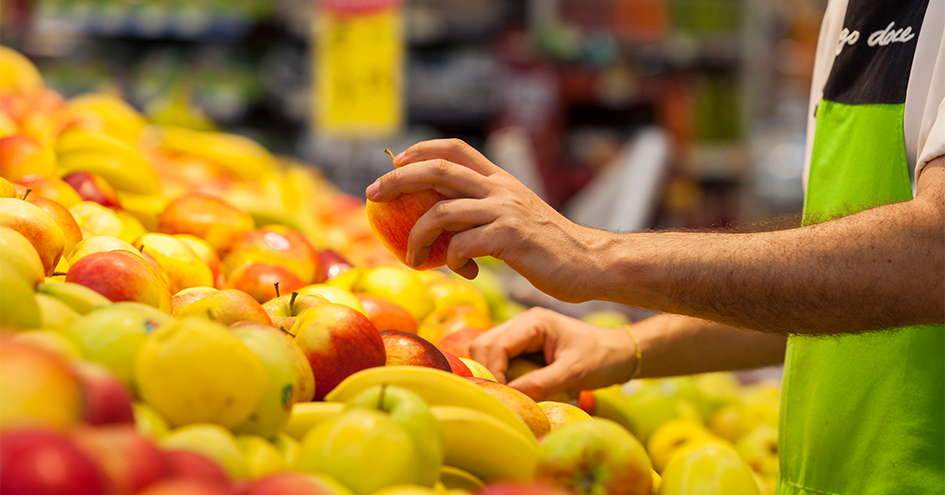 Pingo Doce employee sorting apples (photo)