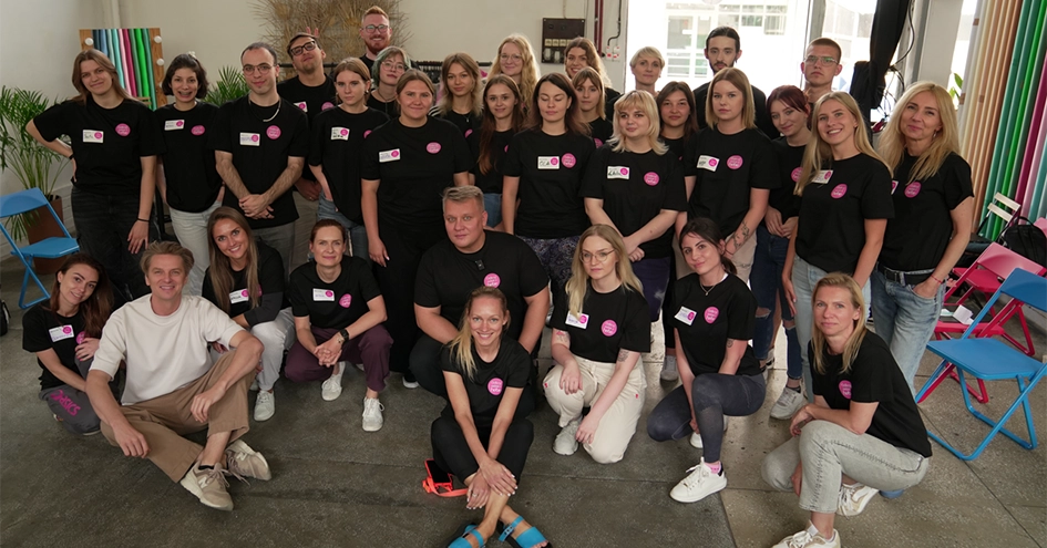 Group photo of Hebe employees in a sustainability action (photo)