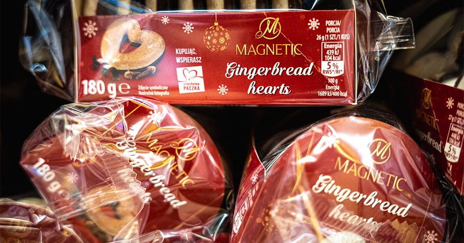 Several gingerbread heart cookies in packaging (photo)