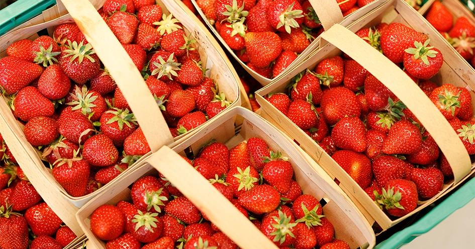 Baskets filled with strawberries photographed from above (photo)