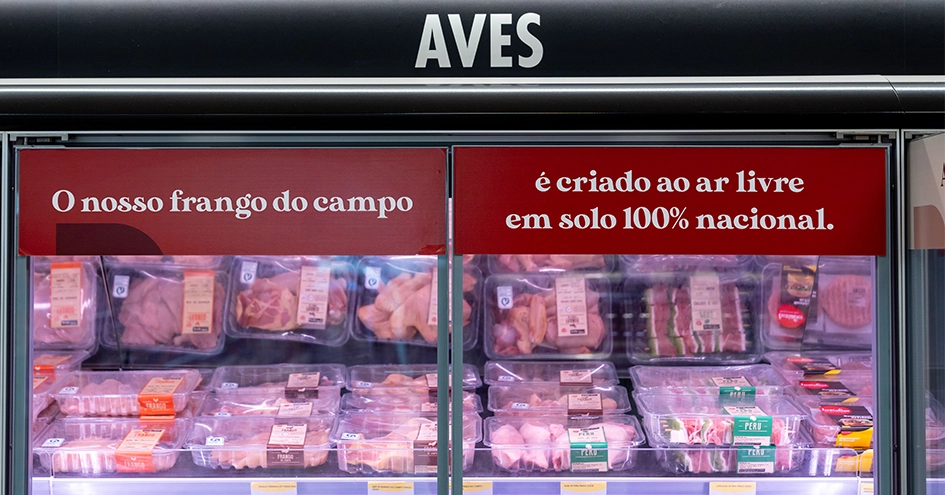 Refrigerated meat section in a Pingo Doce store (photo)