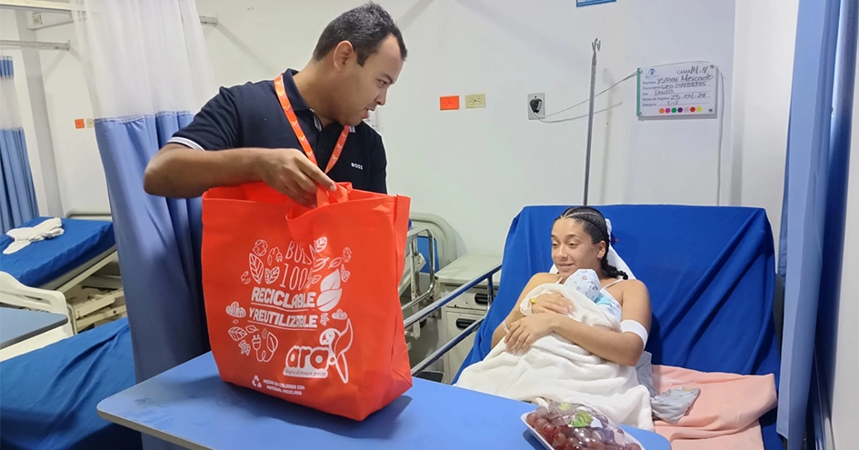 Products in an Ara bag being delivered to a woman with a baby in a hospital bed (photo)