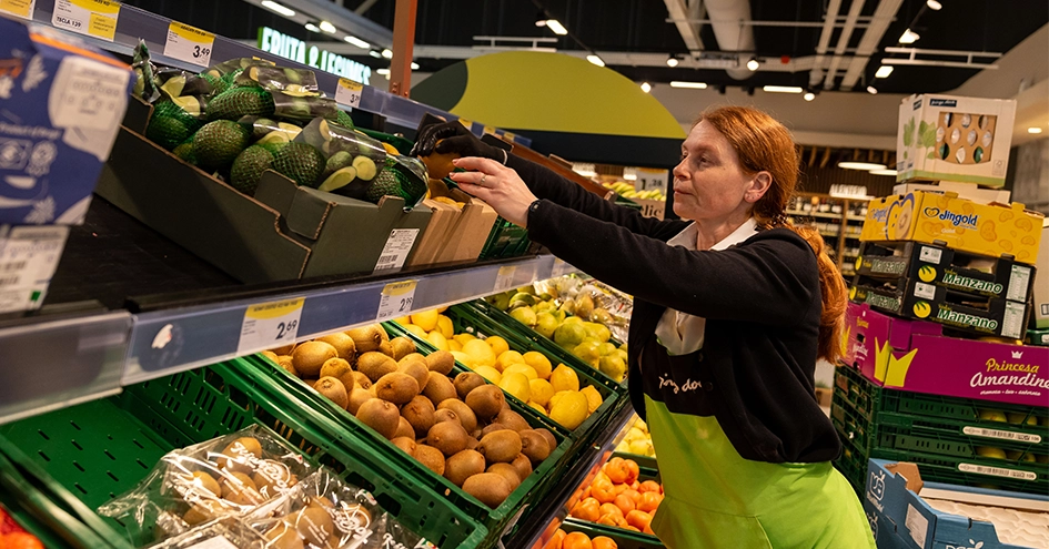A Pingo Doce employee is restocking avocados in the fresh fruits and vegetables section of the store (photo)