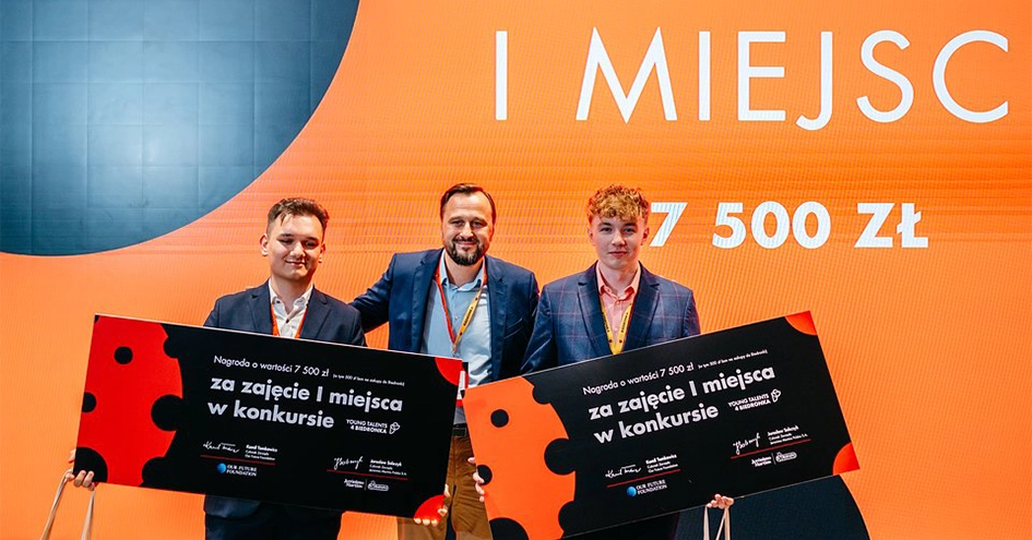 Three people on stage at Young Talents 4 Biedronka (photo)