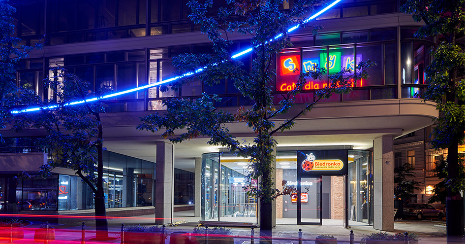 Entrance to a Biedronka store in a city photographed at night (photo)
