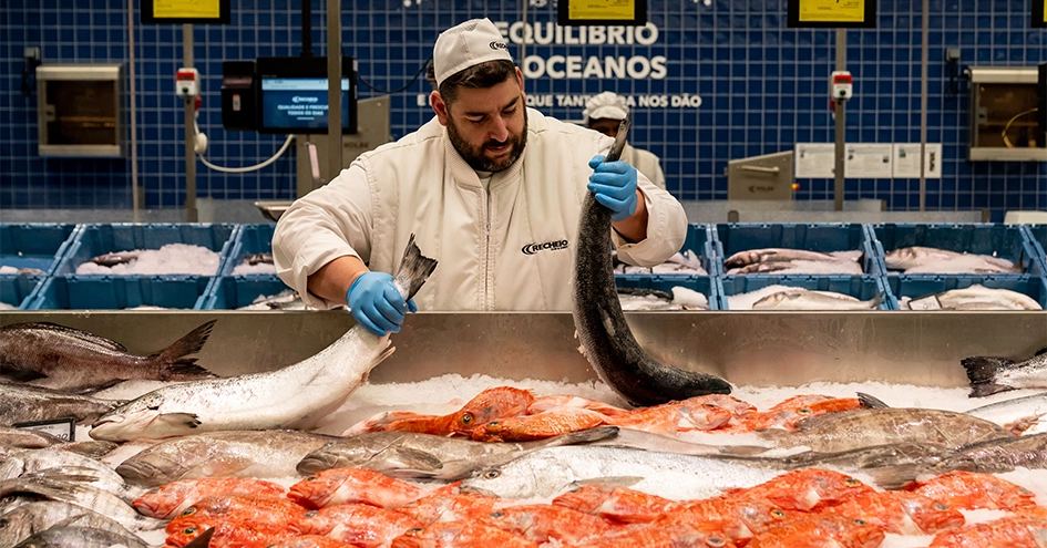 Supermarket employee preparing fresh fish (photo)