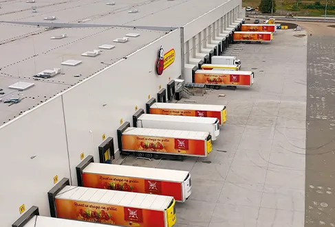 Trucks being loaded at a Biedronka distribution center (photo)