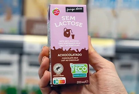 Close-up of a lactose-free chocolate milk from Pingo Doce Private Brand, with na ecodesign symbol (photo)