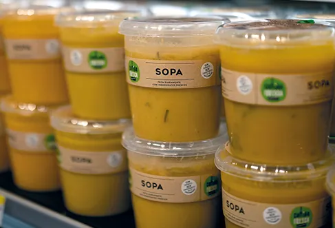 Containers with soup on a Pingo Doce shelf (photo)