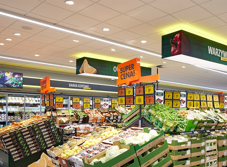 A photo of Pedro Soares dos Santos with na image of blurry supermarket shelves as a background.&nbsp; (photo)