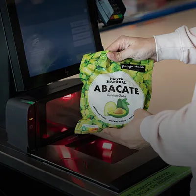 Person scanning a package of fozen avocados at the Pingo Doce self-checkout. (photo)