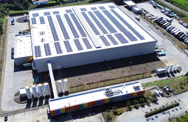 Solar panels on the roof of a distribution center (photo)