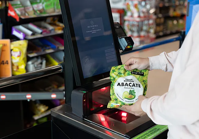 Person scanning a package of fozen avocados at the Pingo Doce self-checkout. (photo)