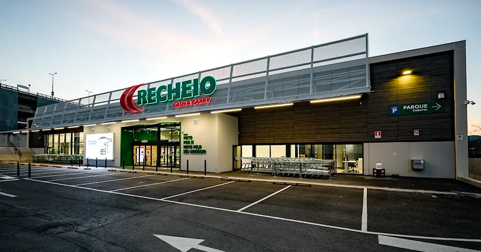 Storefront of a Recheio store (photo)