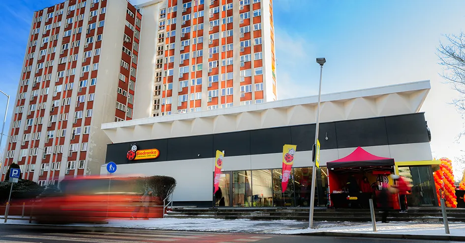 Storefront of a Biedronka with an apartment building behind it (photo)