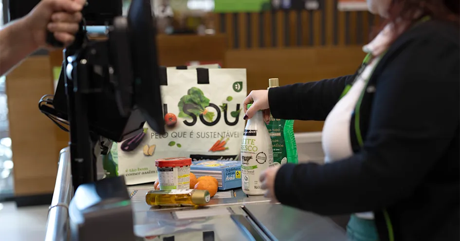 Close-up of a Pingo Doce employee scanning items at the check-out counter (photo)