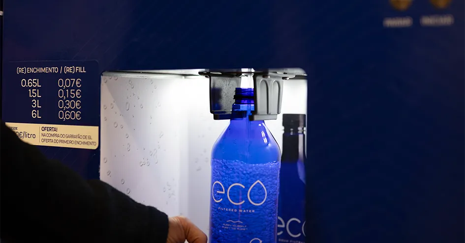 Close-up of a person refilling a large Eco bottle (photo)