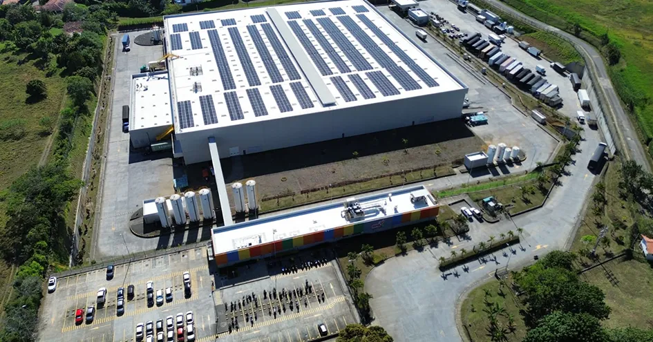 Aerial shot of a distribution centre including the parking lots. Solar panels can be seen on the roof (photo)