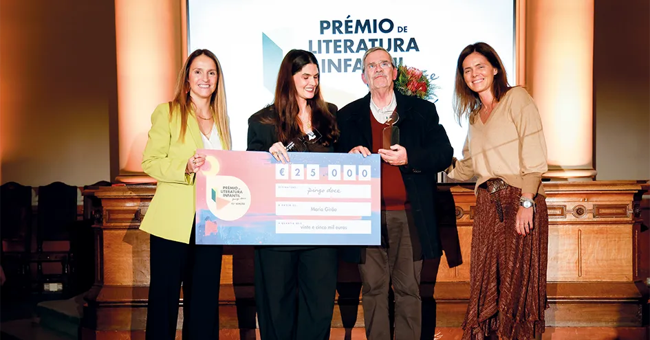 Four people at the Prémio de Literatura Infantil posing with a trophy and a cheque from Pingo Doce for €25.000 (photo)