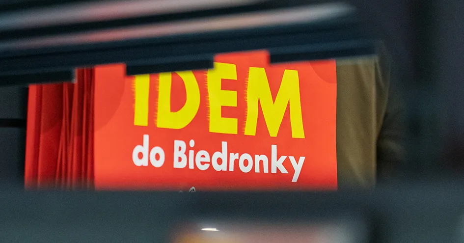 Close-up of shopping bags showing the words "IDEM do Biedronky" (photo)