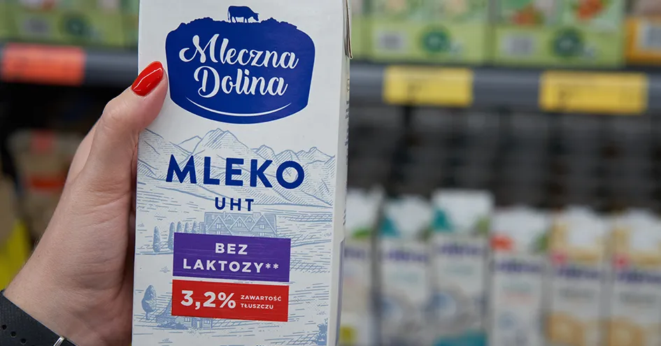 Close up of a milk carton in a woman's hand (photo)