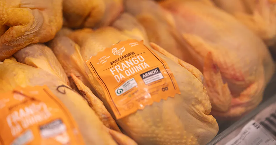 Close-up of Best Farmer chicken in the store (photo)
