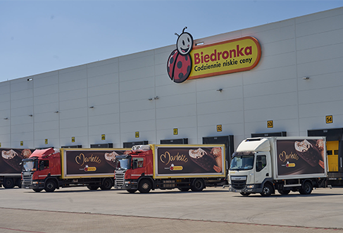 Camiões estacionados em frente ao centro de distribuição da Biedronka. (foto)