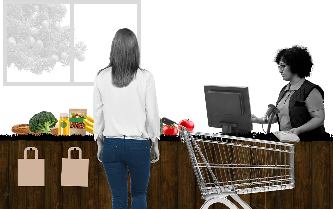 Colagem de uma mulher numa fila de caixa, com um colaborador a passar os seus artigos de compras. (foto)