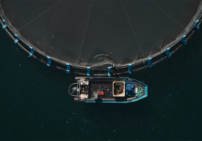 Um barco de pesca fotografado de cima (foto)