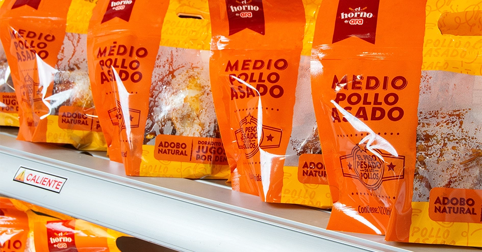 Frango assado embalado numa prateleira (foto)