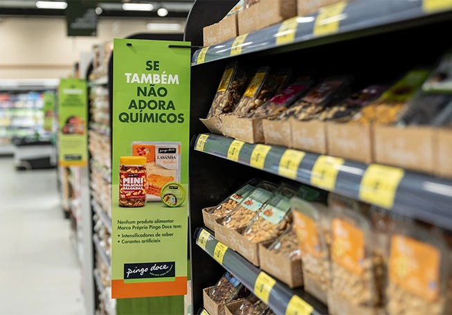 Plano fechado de uma prateleira com publicidade num Pingo Doce (foto)