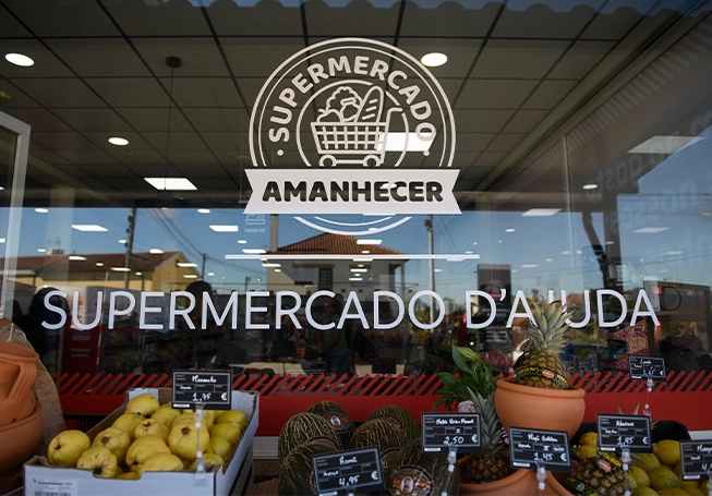 Montra de uma loja com o logótipo Amanhecer (foto)