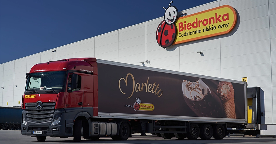 Um camião estacionado num centro de distribuição da Biedronka (foto)