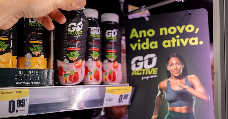 Uma mão a tirar uma bebida Go Active de uma prateleira (foto)