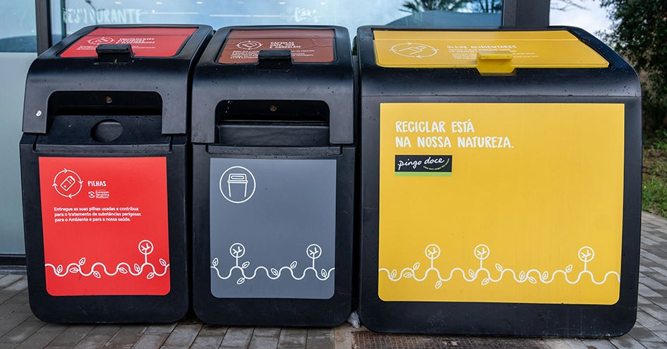 Três contentores de reciclagem (foto)