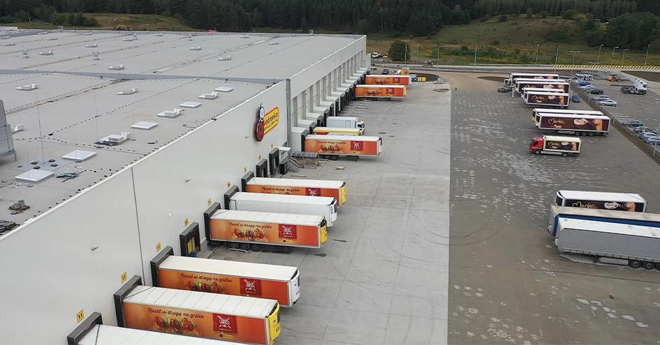Exterior de um centro de distribuição da Biedronka com camiões à entrada (foto)