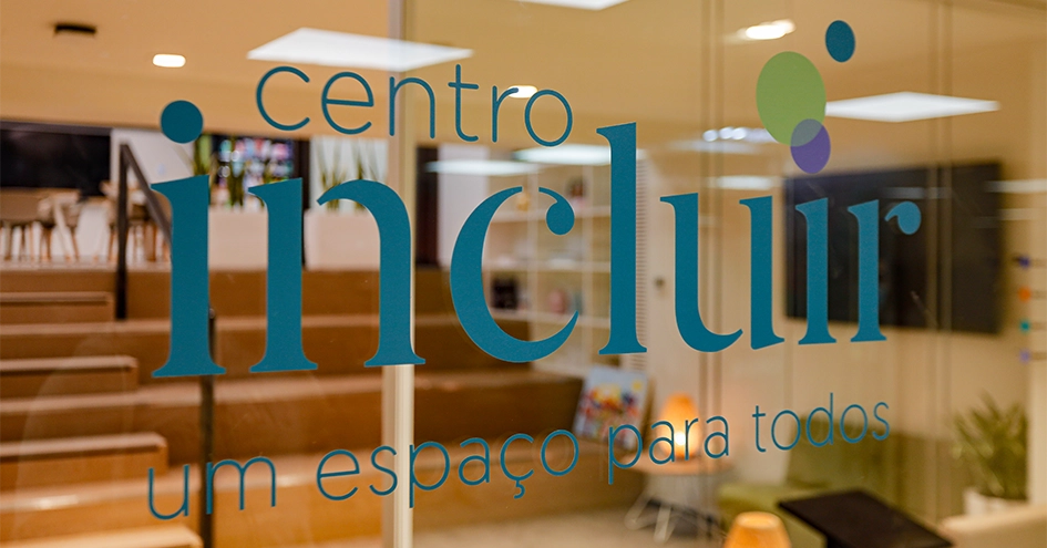 Janela do centro incluir virada para o átrio (foto)