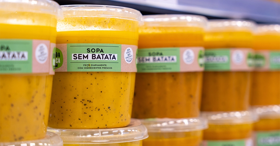 Embalagens de sopa numa prateleira (foto)