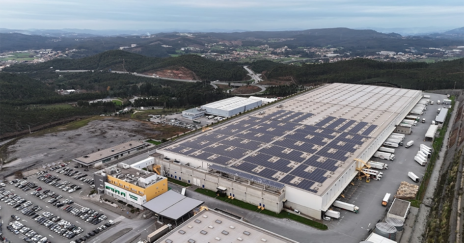 Um centro de distribuição visto de cima com uma paisagem montanhosa ao fundo (foto)